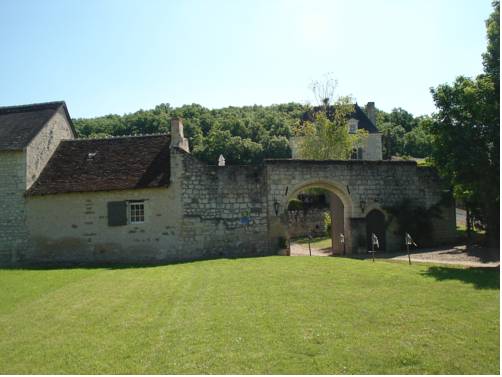 Cravant les Côteaux France Hotel